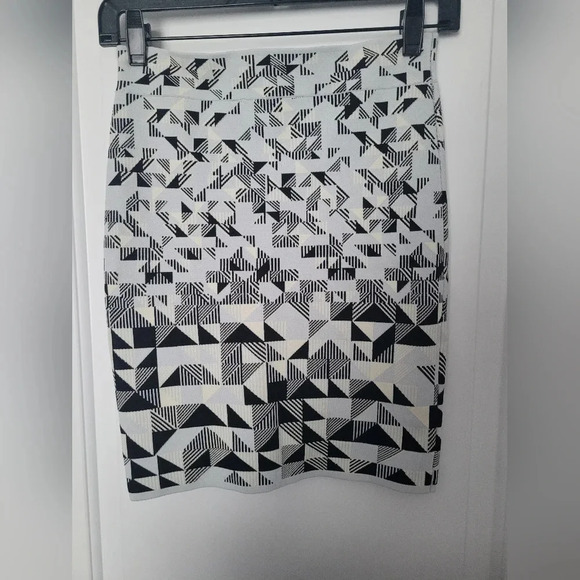 BCBGMaxAzria Pavel Triangle Jacquard bodycon fitted Pencil Skirt Size Small - Picture 3 of 5